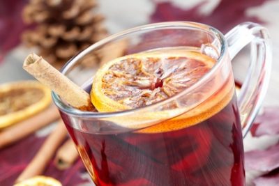 closeup von einer Tasse mit Gluehwein / closeup of a glass with hot spiced wine