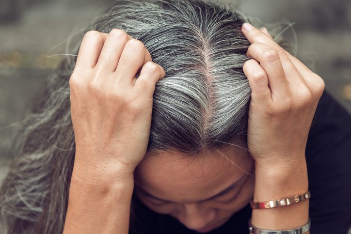 Les raisons des cheveux blancs précoces